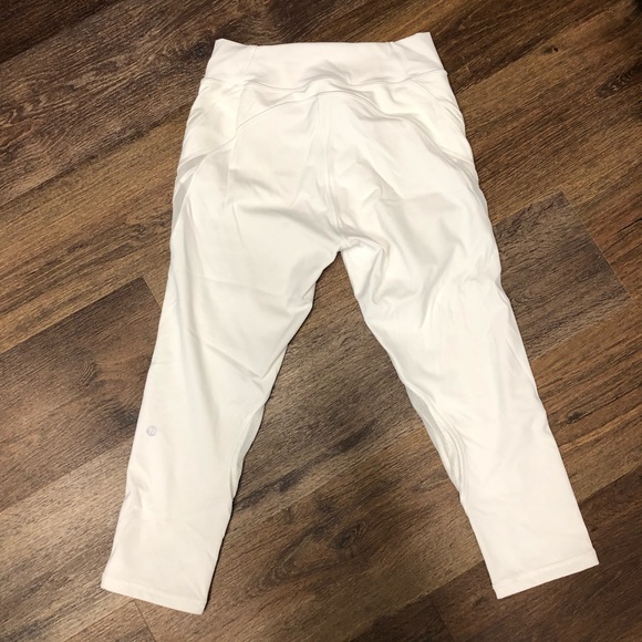 Lululemon never still crop - Picture 3 of 5